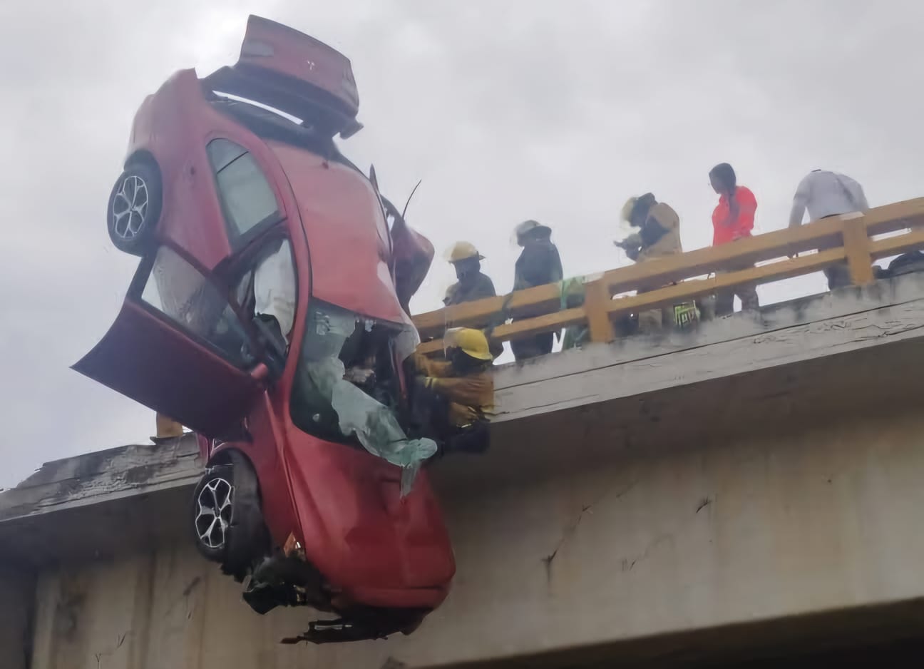 COMUNICADO-Tras accidente en Periférico rescatan 3 personas 