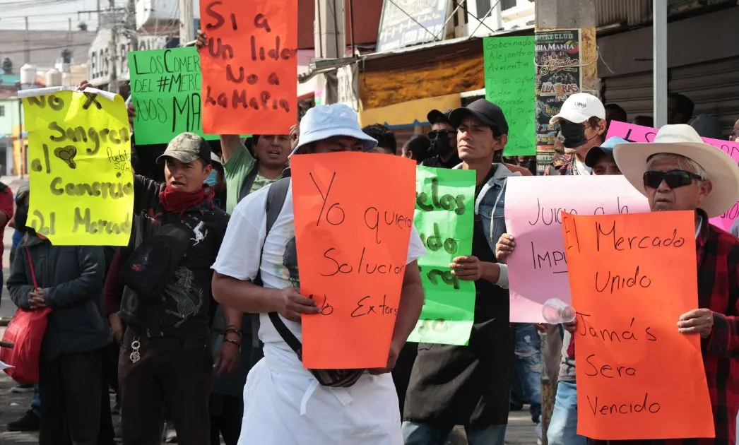 Comerciantes del Mercado Morelos bloquean vialidades y denuncian presuntas extorsiones