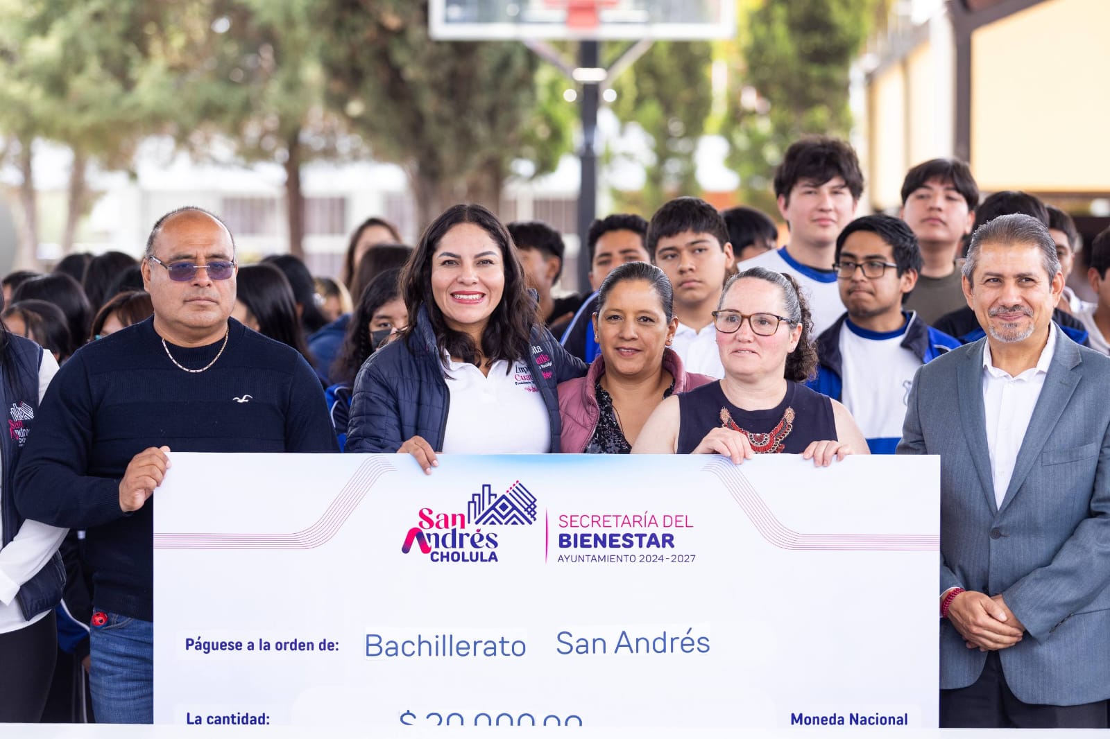 Entrega Lupita Cuautle apoyos económicos para fortalecer la educación en San Andrés Cholula