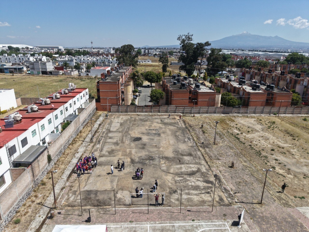 Inicia Omar Muñoz construcción de una cancha más en Cuautlancingo