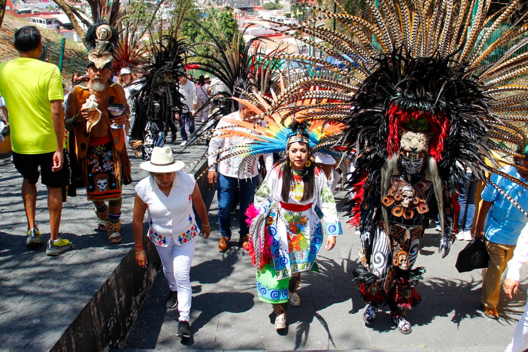 Tonantzin Fernández encabeza peregrinación de danzas hacia la Gran Pirámide