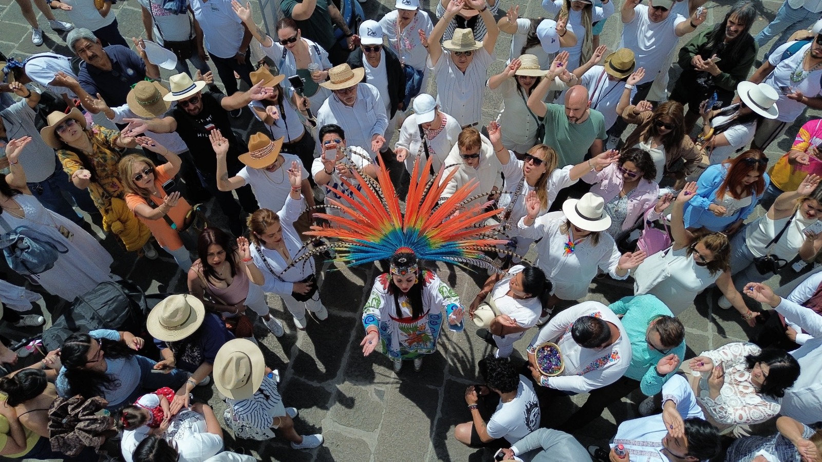 Tonantzin Fernández encabeza peregrinación de danzas hacia la Gran Pirámide