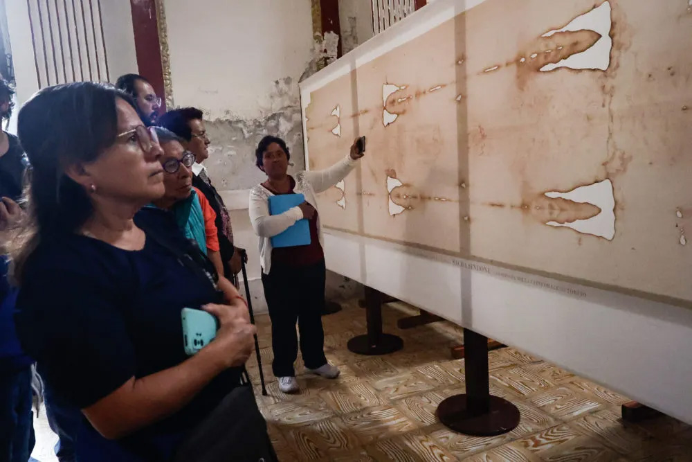 Exhiben réplica de la Sábana Santa en el Calvario durante Semana Santa