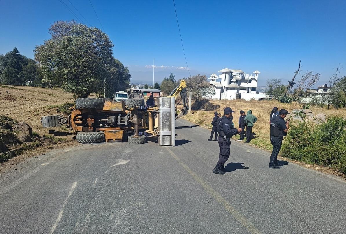 Trabajador queda prensado por retroexcavadora tras falla mecánica en Tetlanohcan; se reporta grave