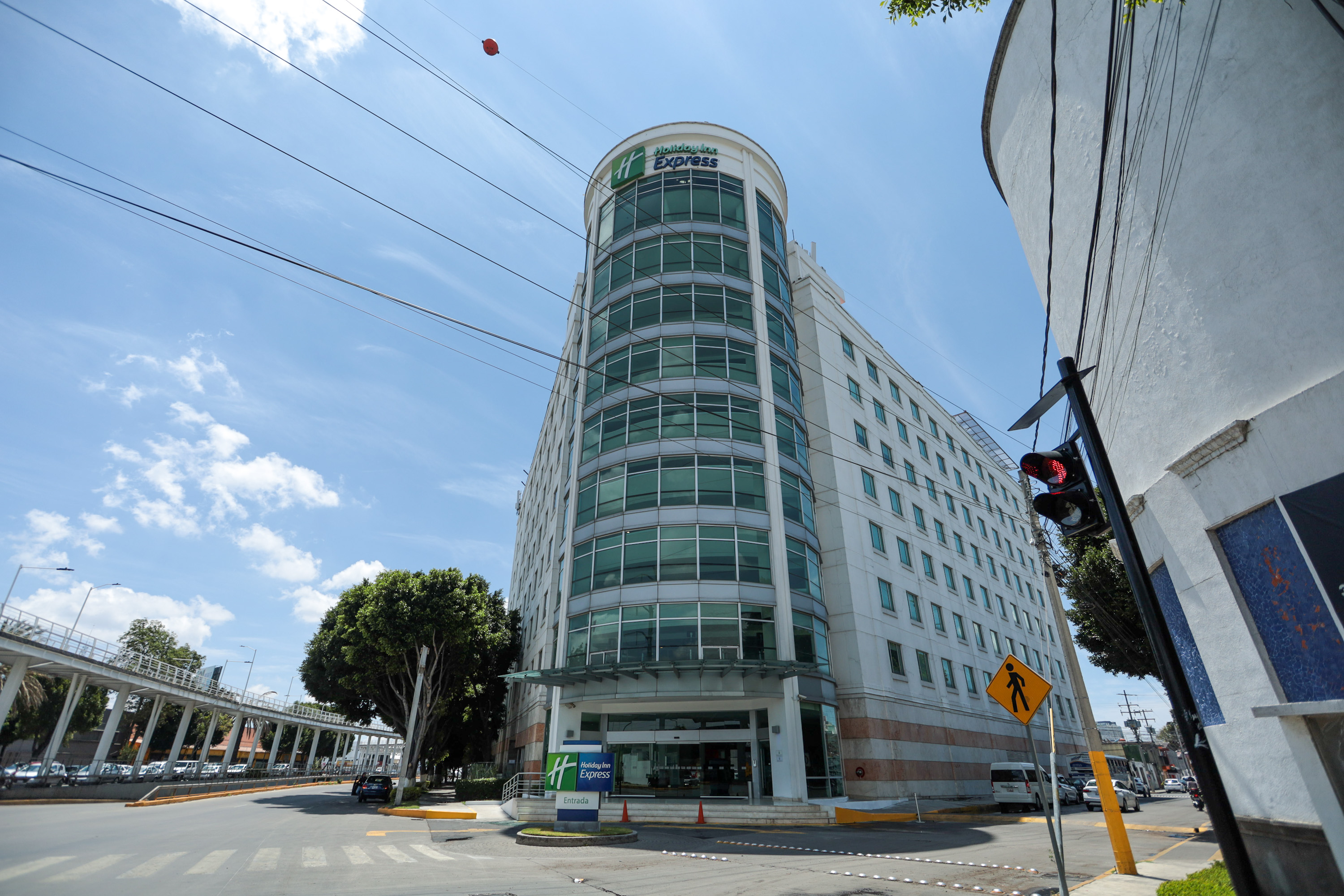 Hallan sin vida a madre e hijo en hotel de Puebla; investigan lo ocurrido