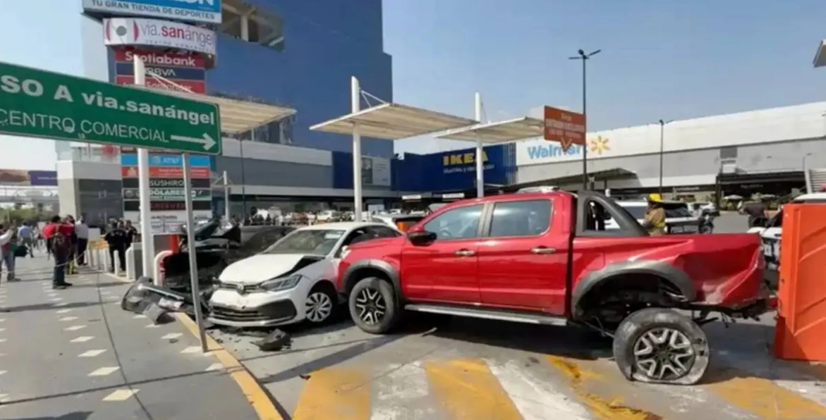 Videos del choque en Vía Atlixcáyotl muestran el momento exacto del impacto