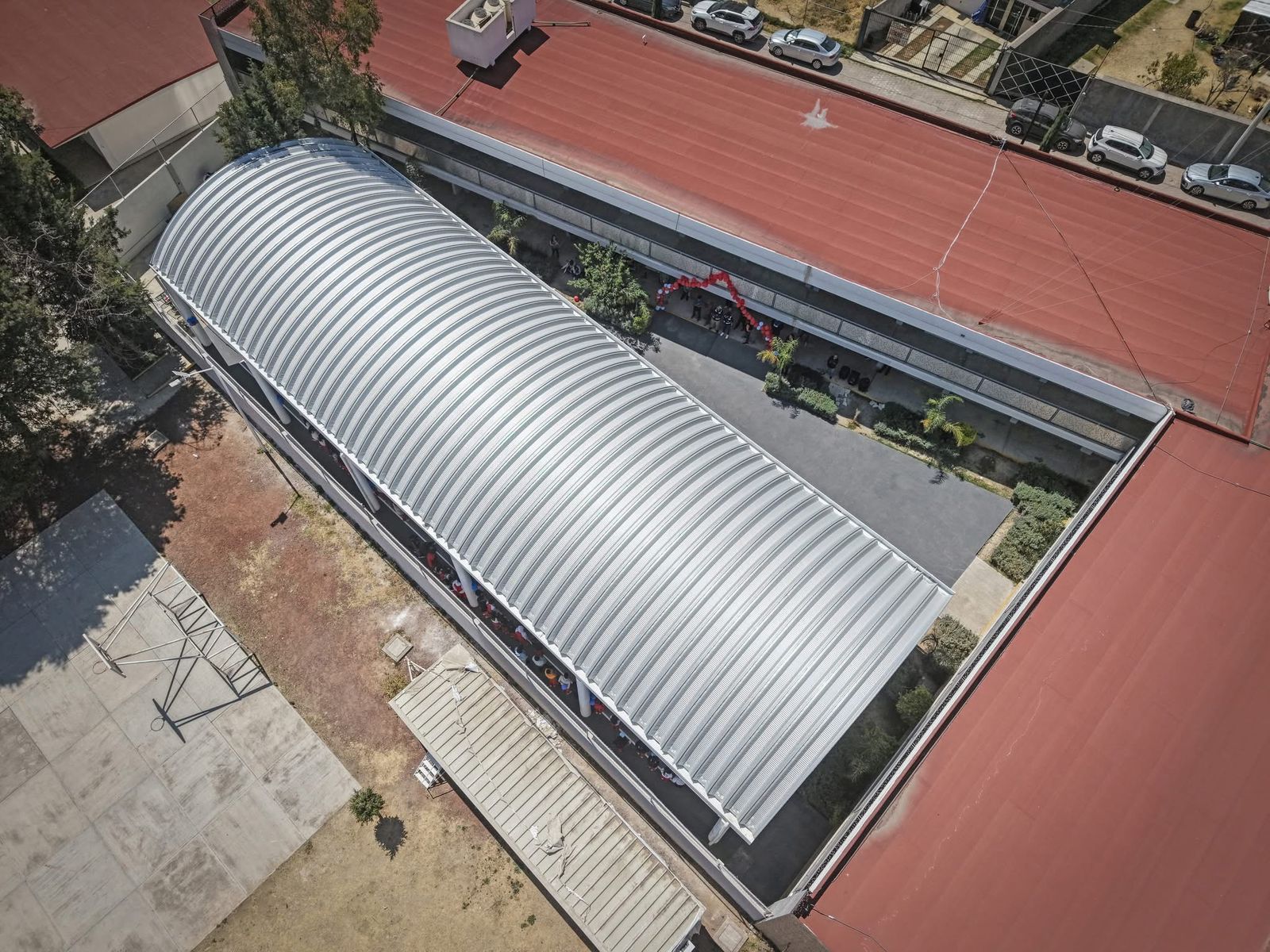 Entrega Omar Muñoz un techado más en Bachillerato Almecatla