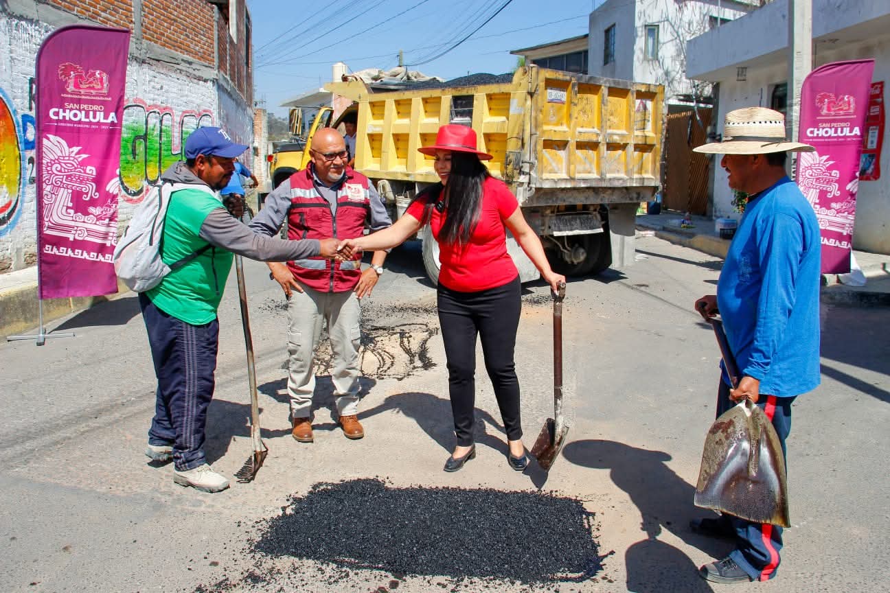 Tonantzin Fernández arranca bacheo en San Cristóbal Tepontla 