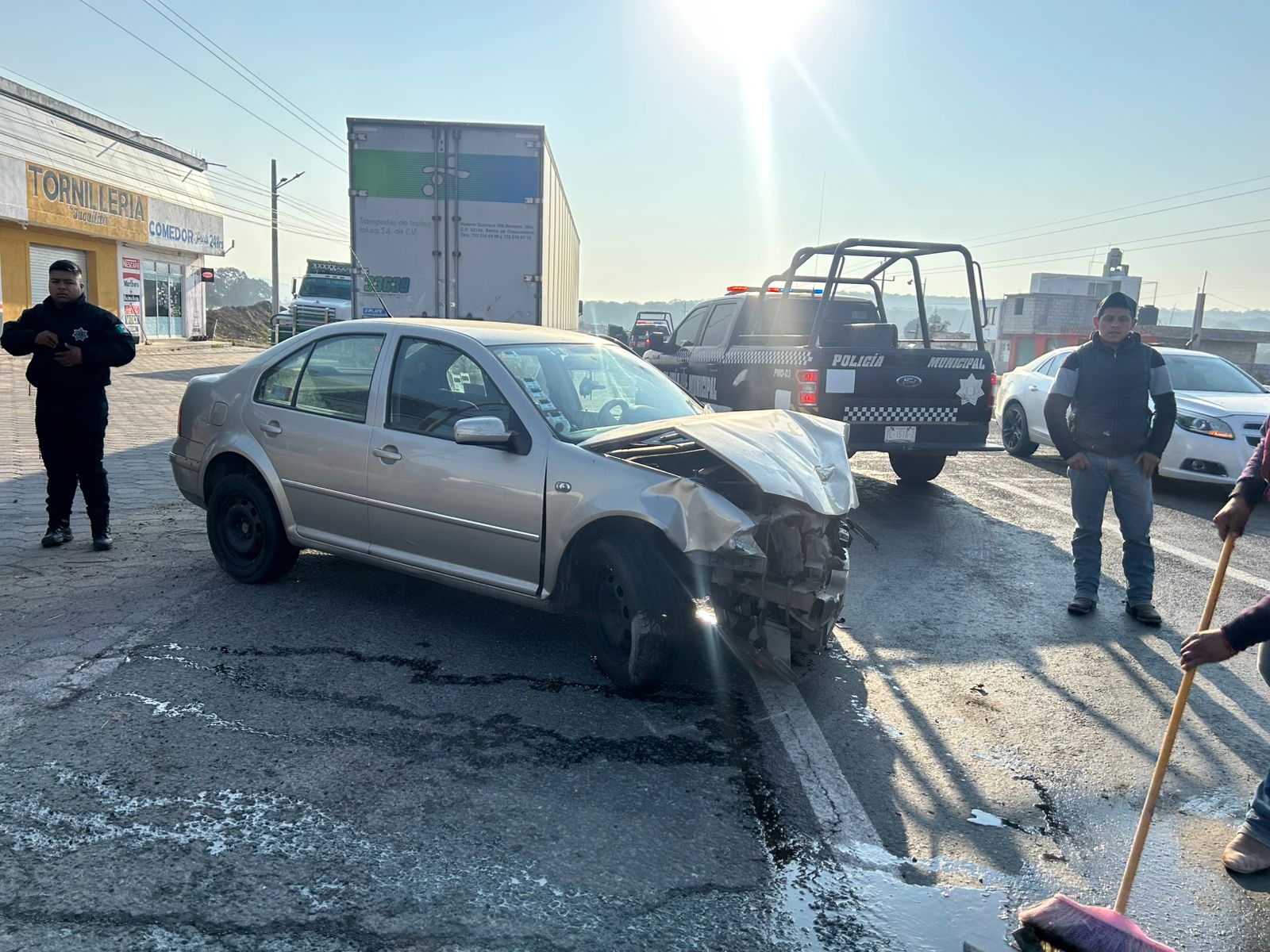 Choque entre auto y camión deja dos lesionados en carretera Mena–Huamantla