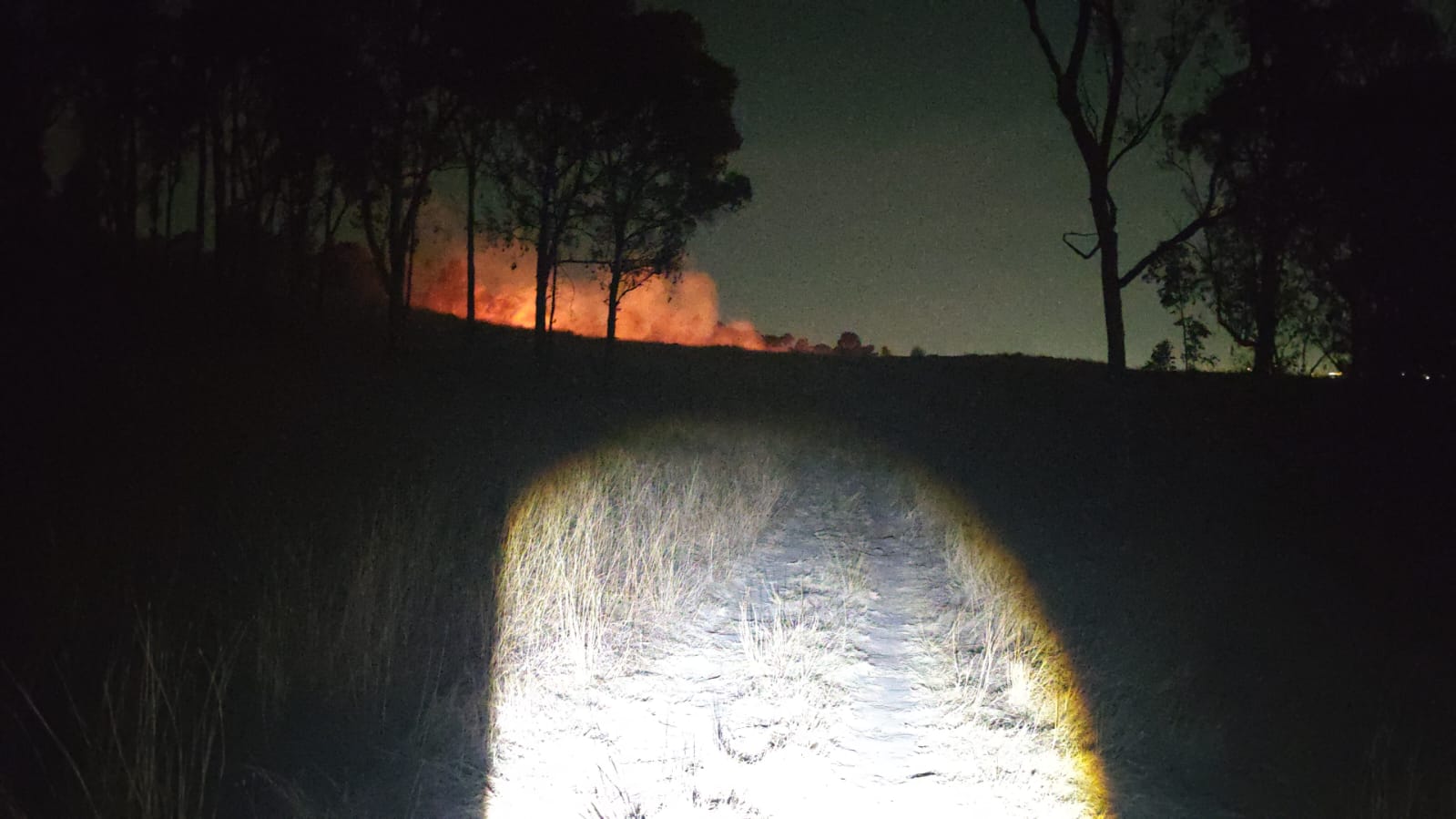 Protección Civil de San Pedro Cholula y corporaciones estatales controlan incendio en el Cerro Zapotecas