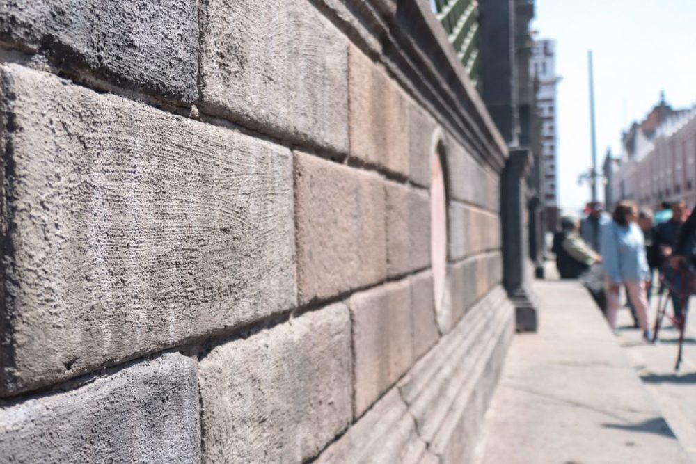 Aplican “pintura de sacrificio” en Catedral y edificios del Centro Histórico previo a marchas del 8M