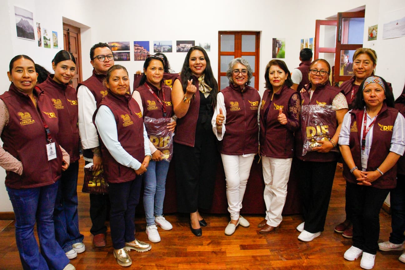 Entrega Tonantzin Fernández uniformes a personal del DIF Municipal