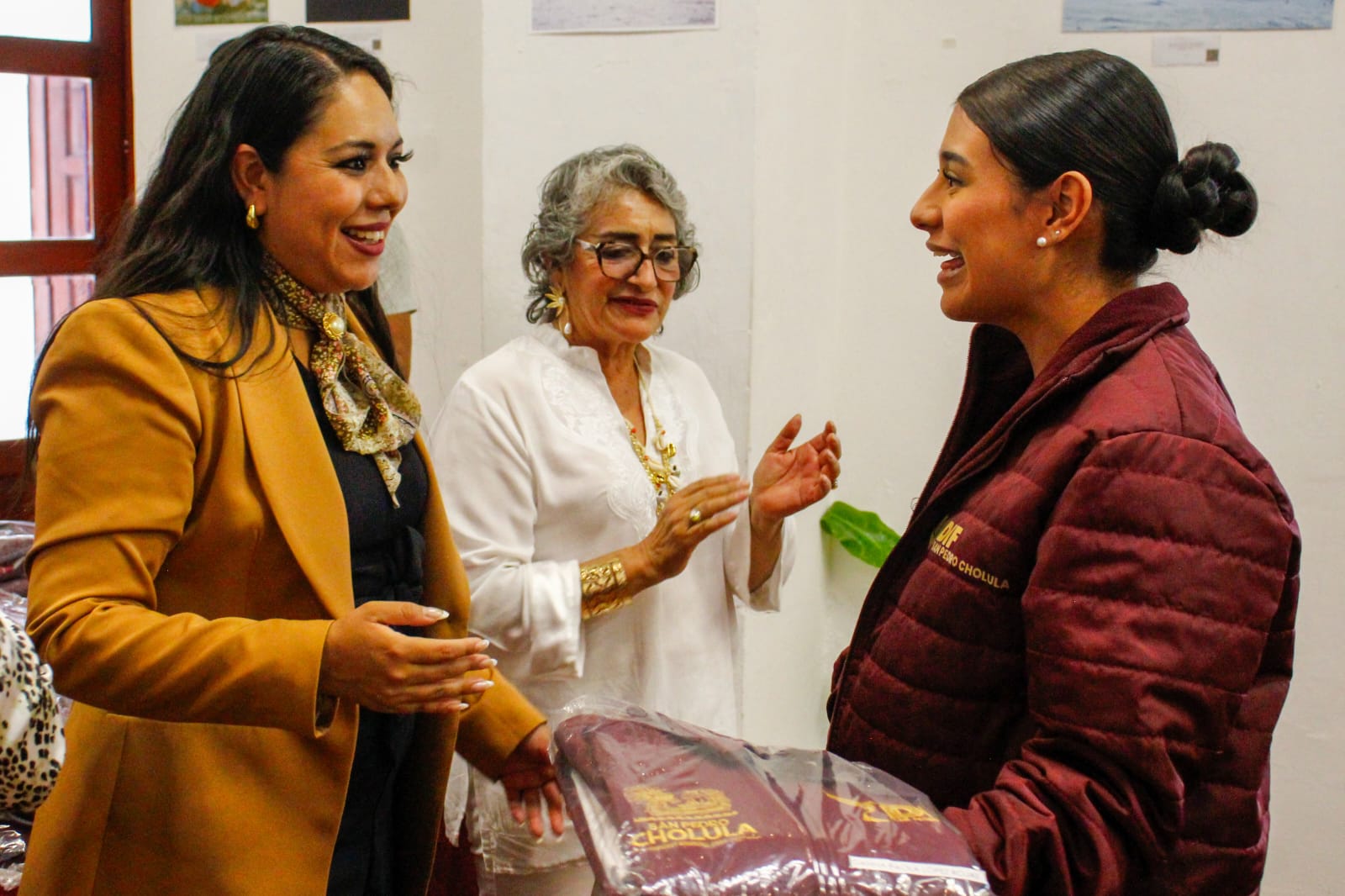 Entrega Tonantzin Fernández uniformes a personal del DIF Municipal