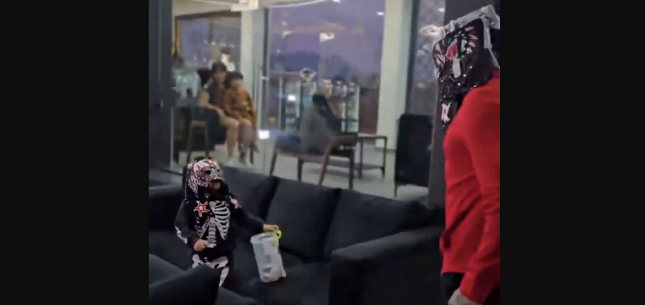 La historia del niño que vendía dulces para comprar la figura de su ídolo