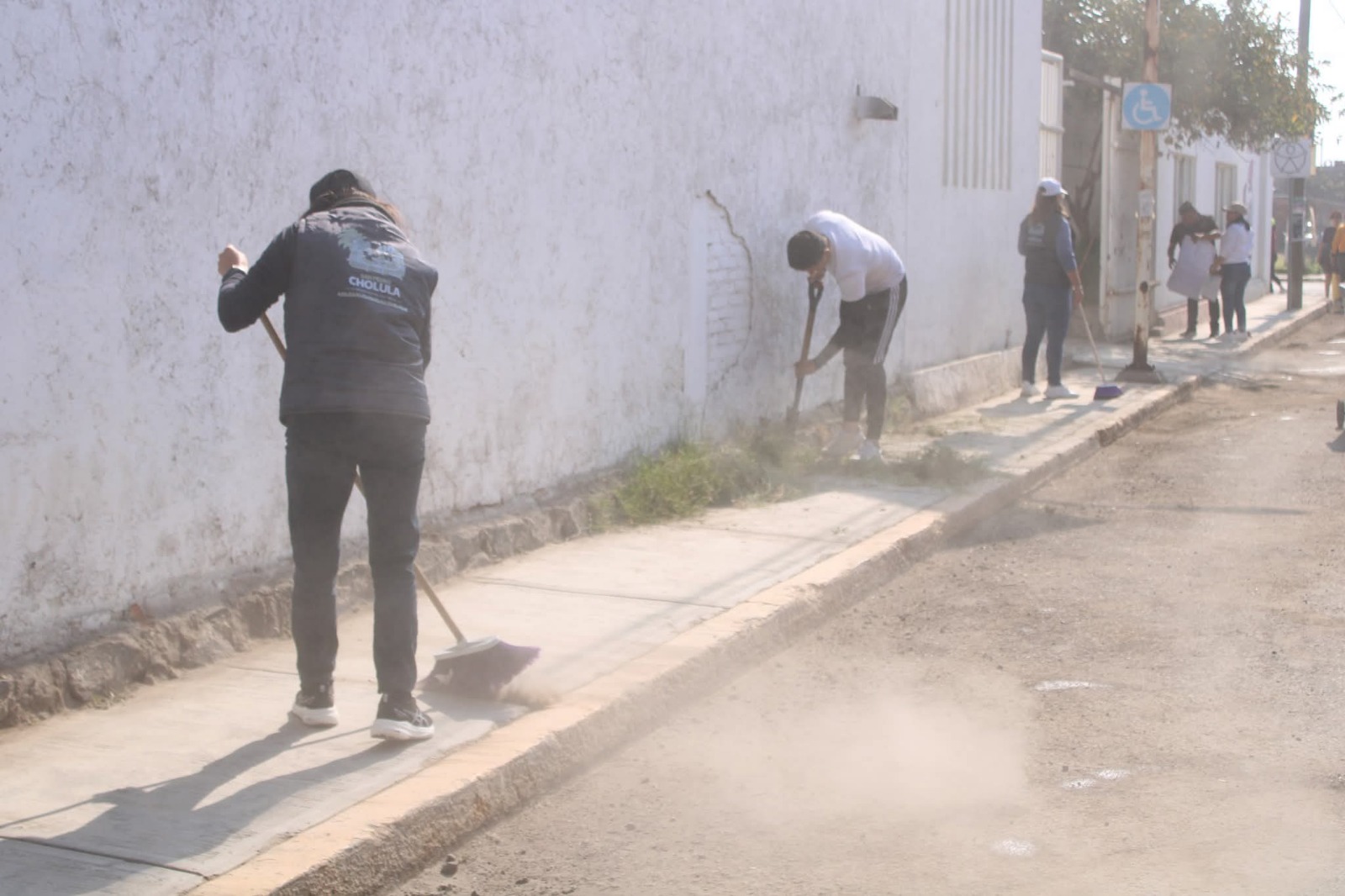 Lupita Fernández encabeza faena comunitaria en Casa del Abue