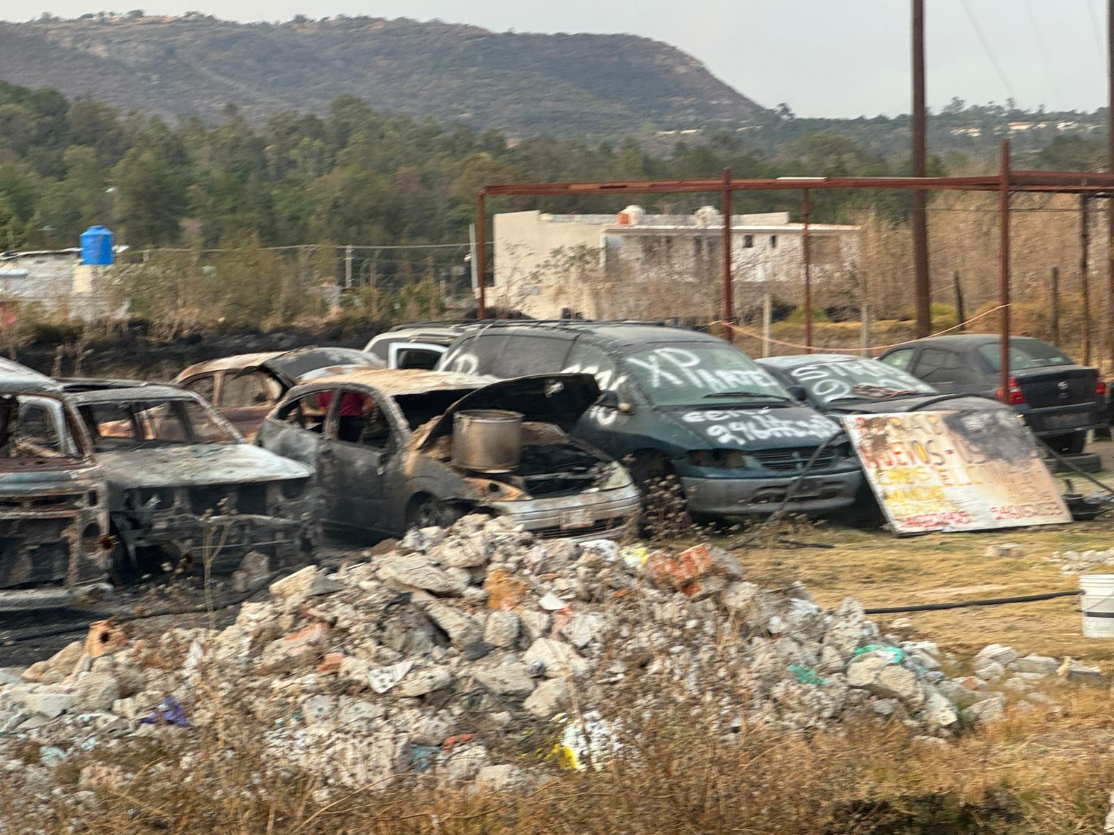 Fuego devora deshuesadero en límites de Panotla y Totolac; quema de pastizal provoca el siniestro