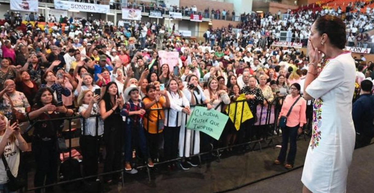 Claudia Sheinbaum entrega tarjetas de apoyo a mujeres en Sonora.