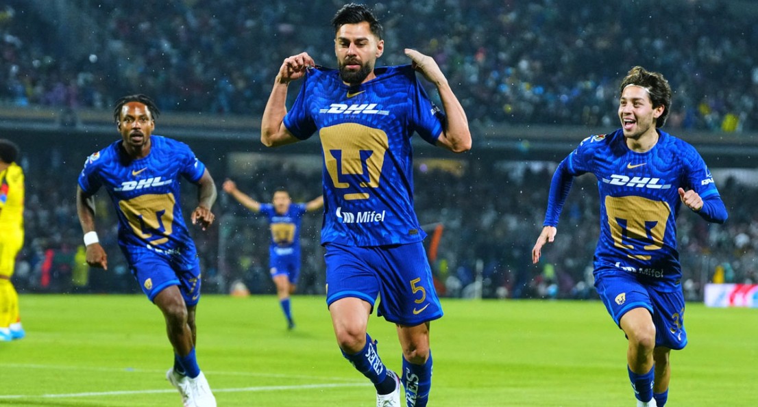 Jugadores de Pumas celebran en CU tras eliminar al América.