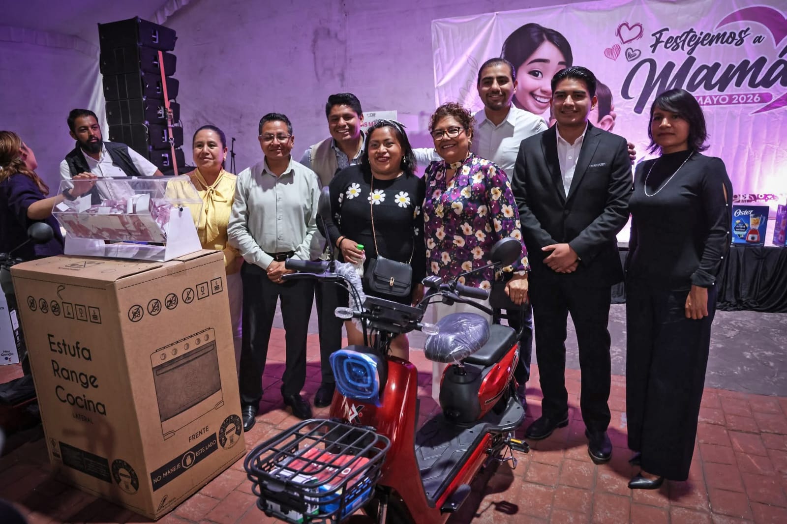 Celebran a las madres con festejo encabezado por Omar Muñoz 
