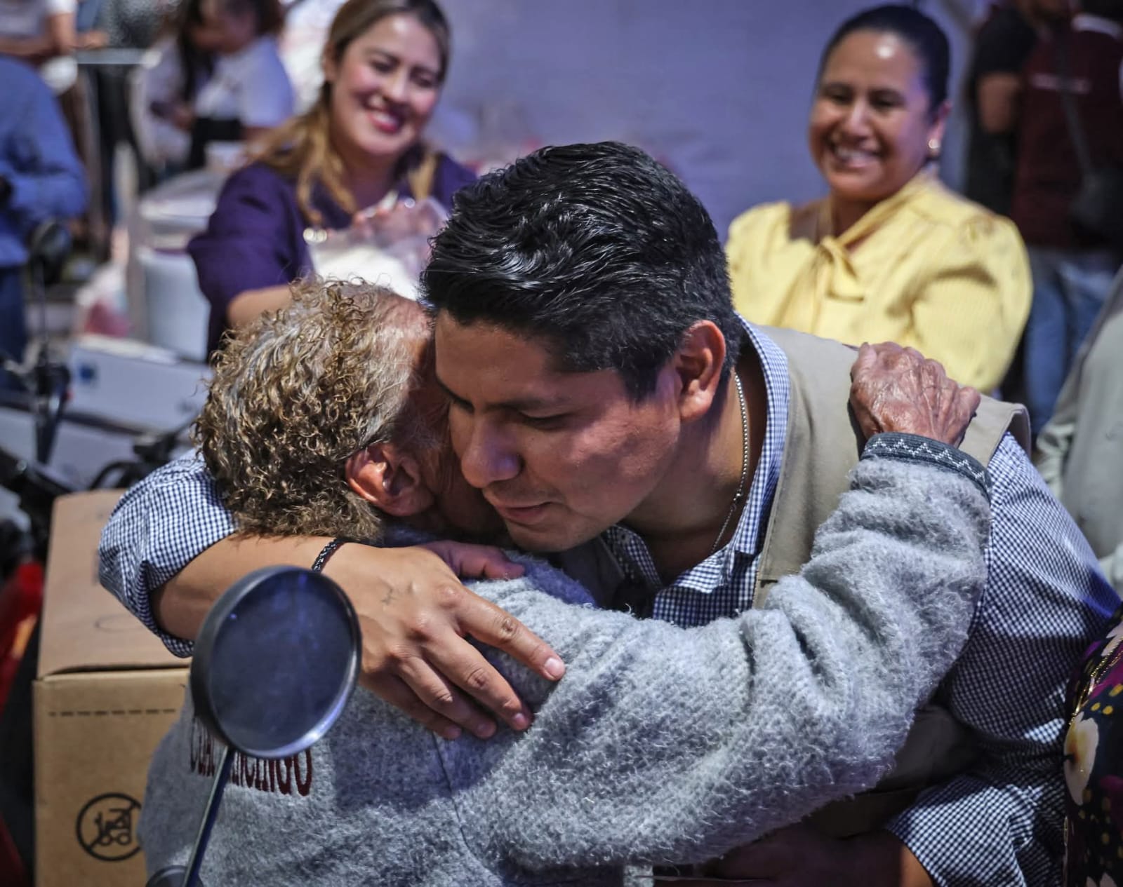 Celebran a las madres con festejo encabezado por Omar Muñoz 