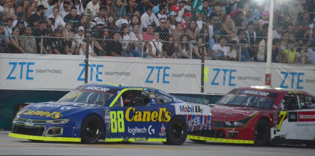 Rubén García Jr. durante carrera de NASCAR México.