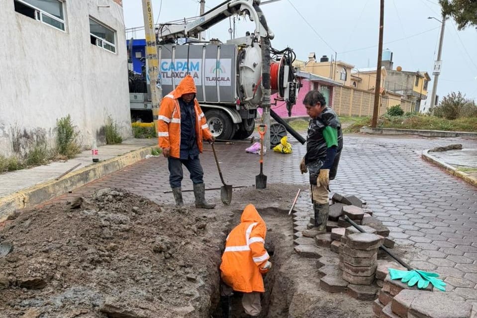 Trabajadores de CAPAM revisan red hidráulica en Loma Bonita