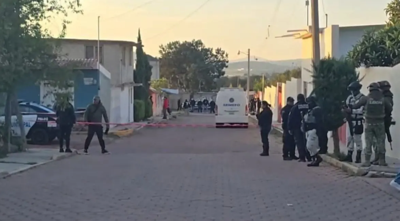 Patrullas y peritos afuera de vivienda en Atlangatepec