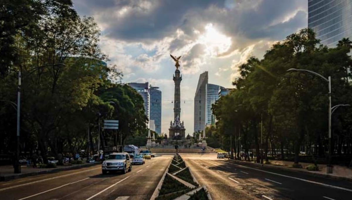 Cielo parcialmente nublado en calles de Ciudad de México