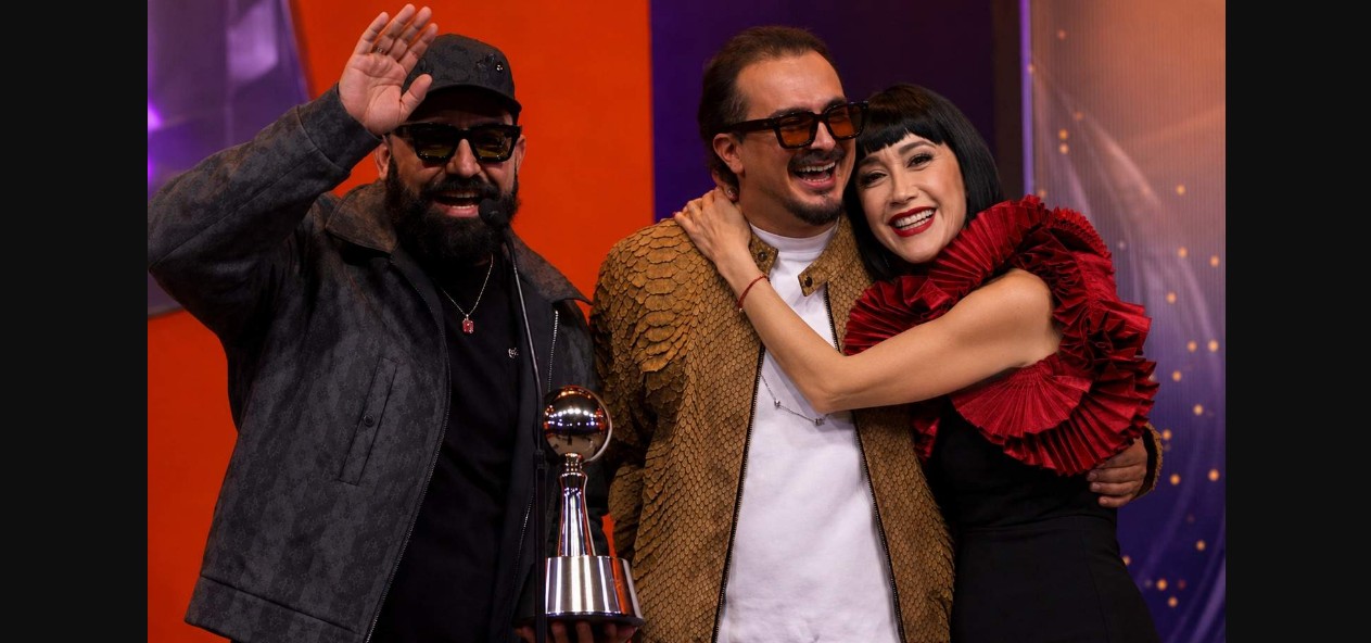 Conductores de La Cotorrisa durante premiación de Spotify.