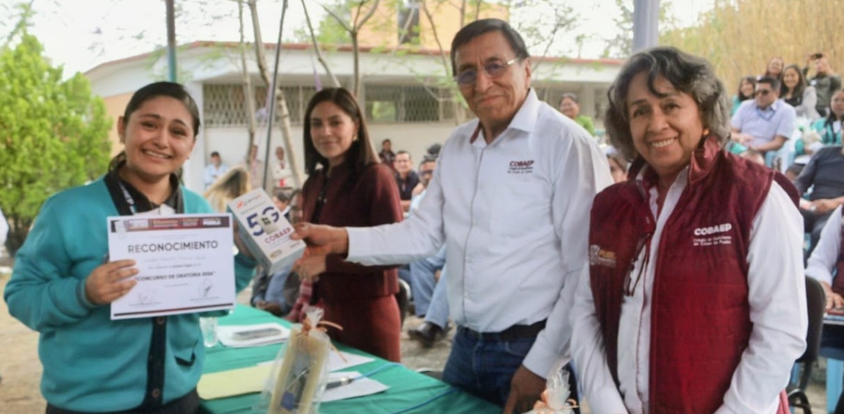Estudiante ganadora del concurso estatal de oratoria en Puebla
