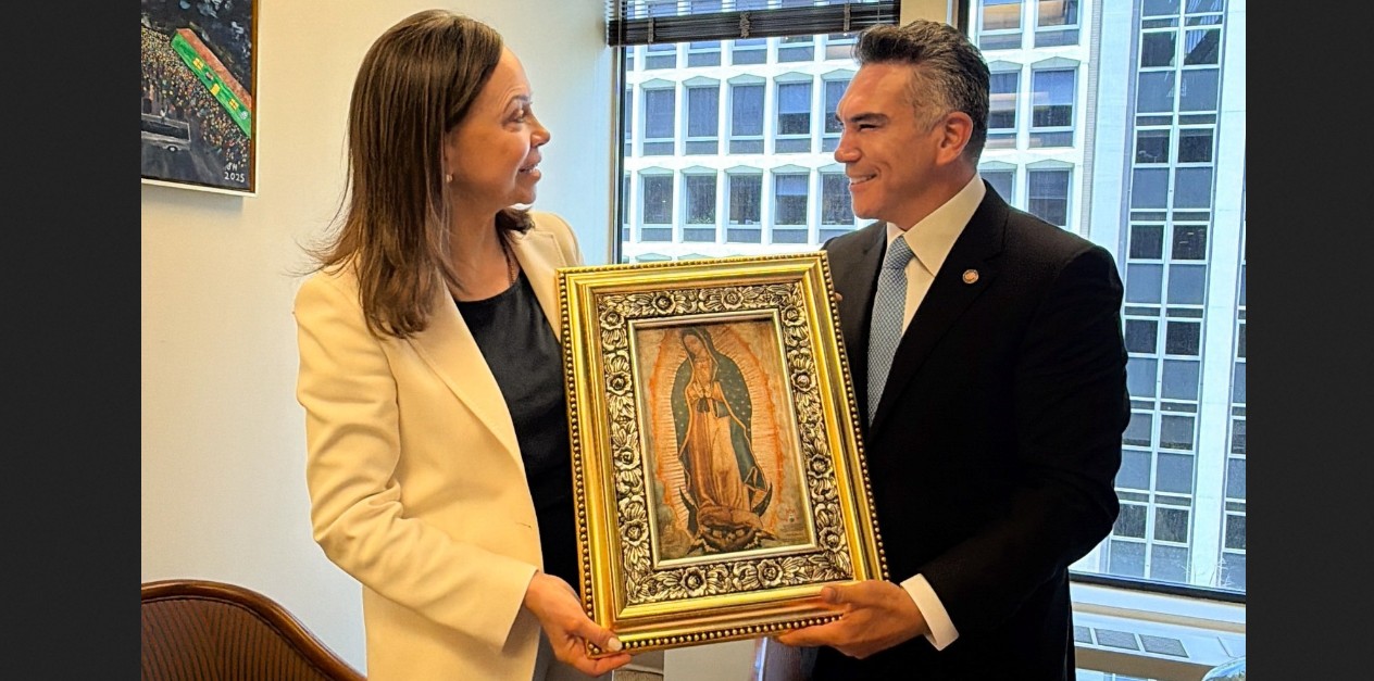 Alejandro Moreno y María Corina Machado durante reunión política