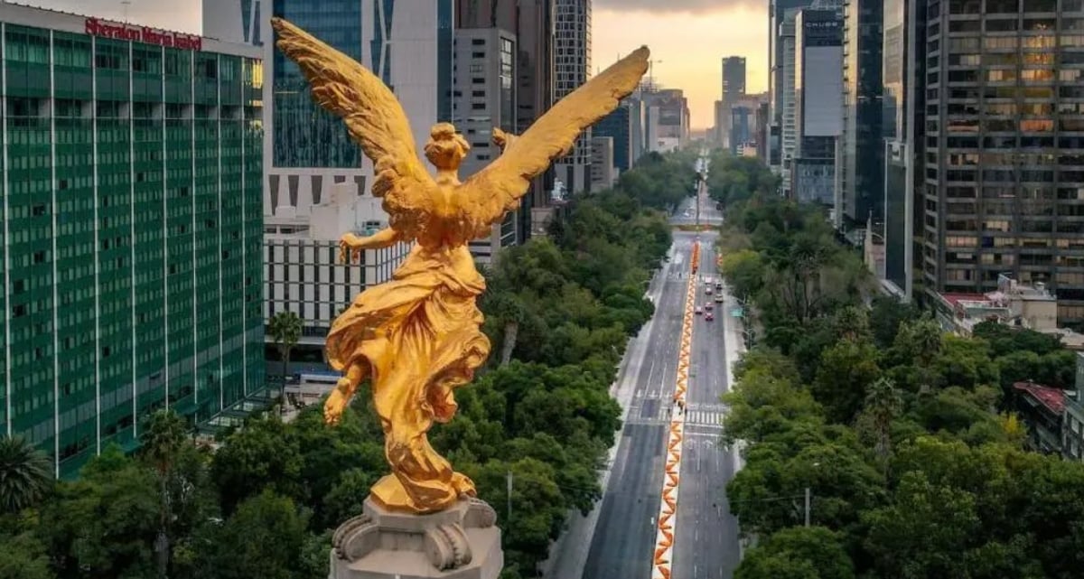 Nubes y tráfico en una avenida de Ciudad de México