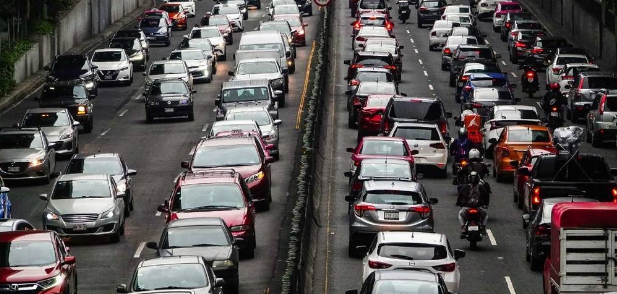 Autos circulando en avenida de CDMX durante el Hoy No Circula