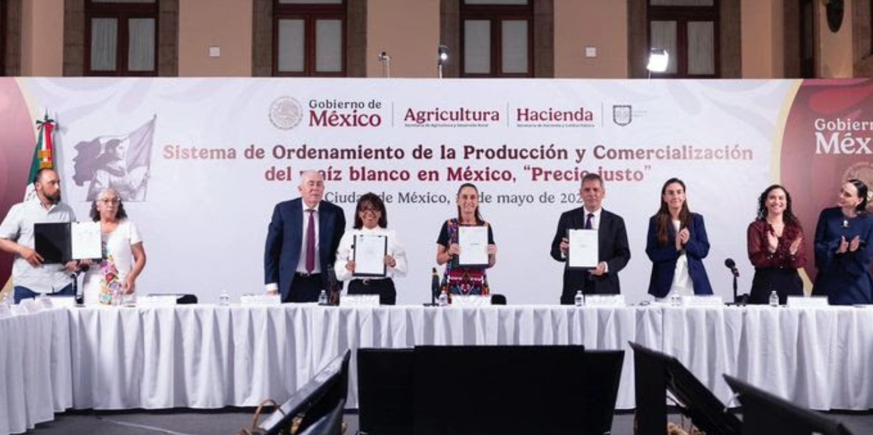 Claudia Sheinbaum durante firma de acuerdo sobre maíz blanco