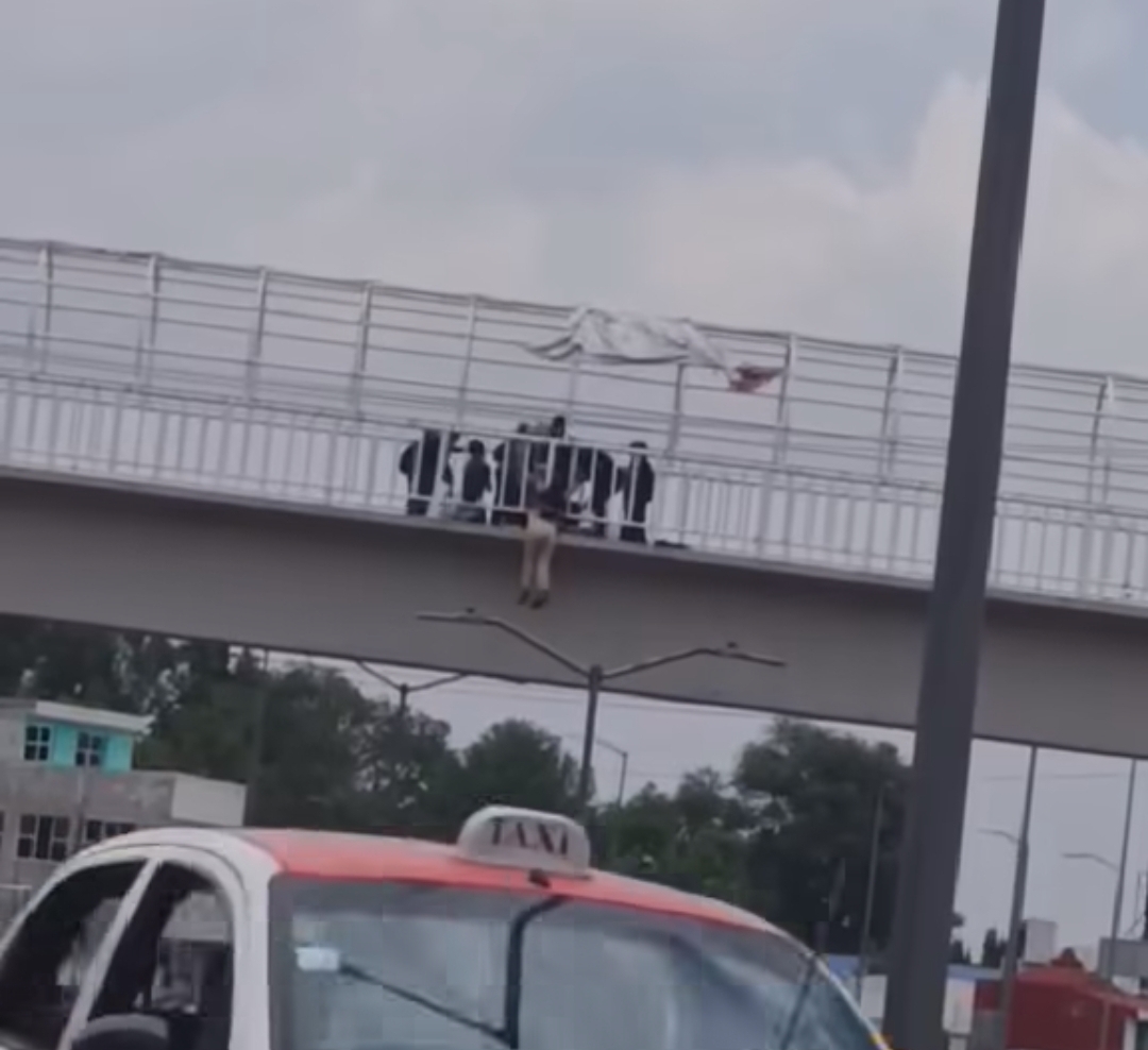 Estudiantes evitan tragedia en puente peatonal de Apetatitlán