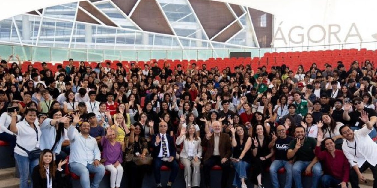 Jóvenes leyendo en un parque durante actividades culturales