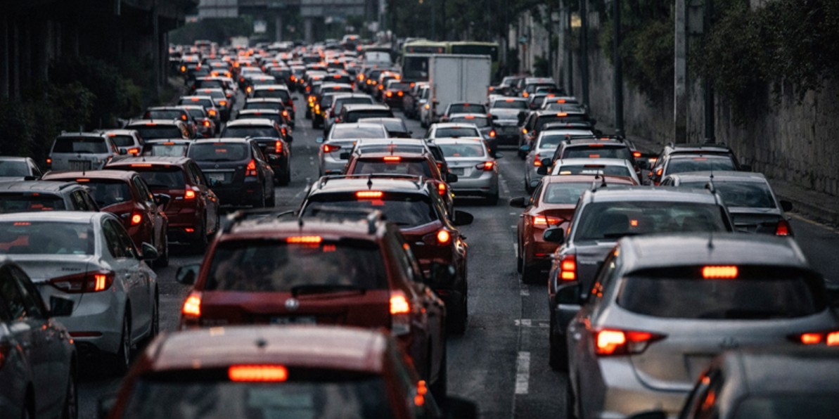 Autos circulando en avenida de Ciudad de México