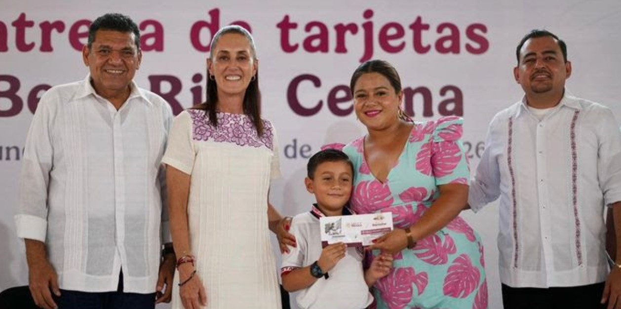 Claudia Sheinbaum entrega tarjetas de beca a estudiantes en Tabasco