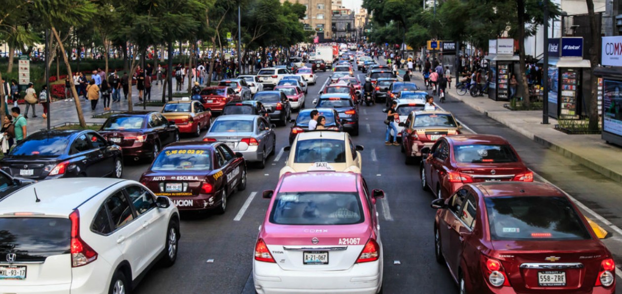 Autos circulando en avenida de Ciudad de México durante contingencia ambiental.