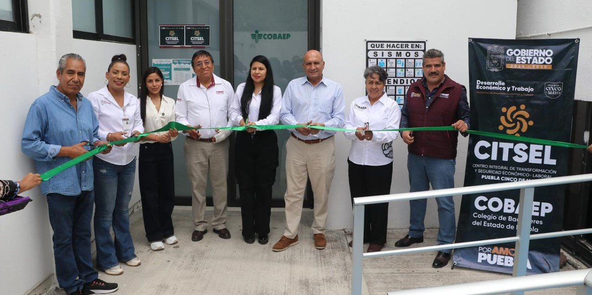 Estudiantes del COBAEP durante inauguración de centro tecnológico en Puebla