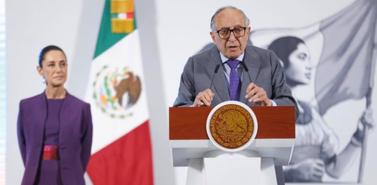 Personal sanitario en aeropuerto de México durante vigilancia preventiva por ébola