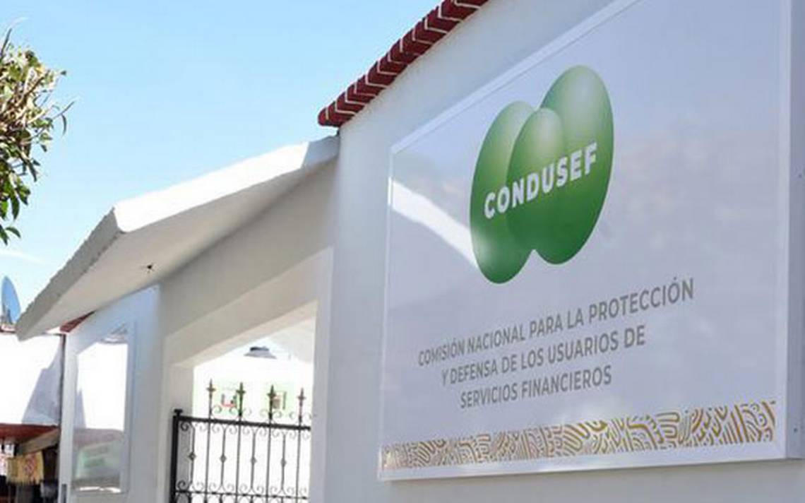 Persona usando computadora para inscribirse al diplomado de CONDUSEF