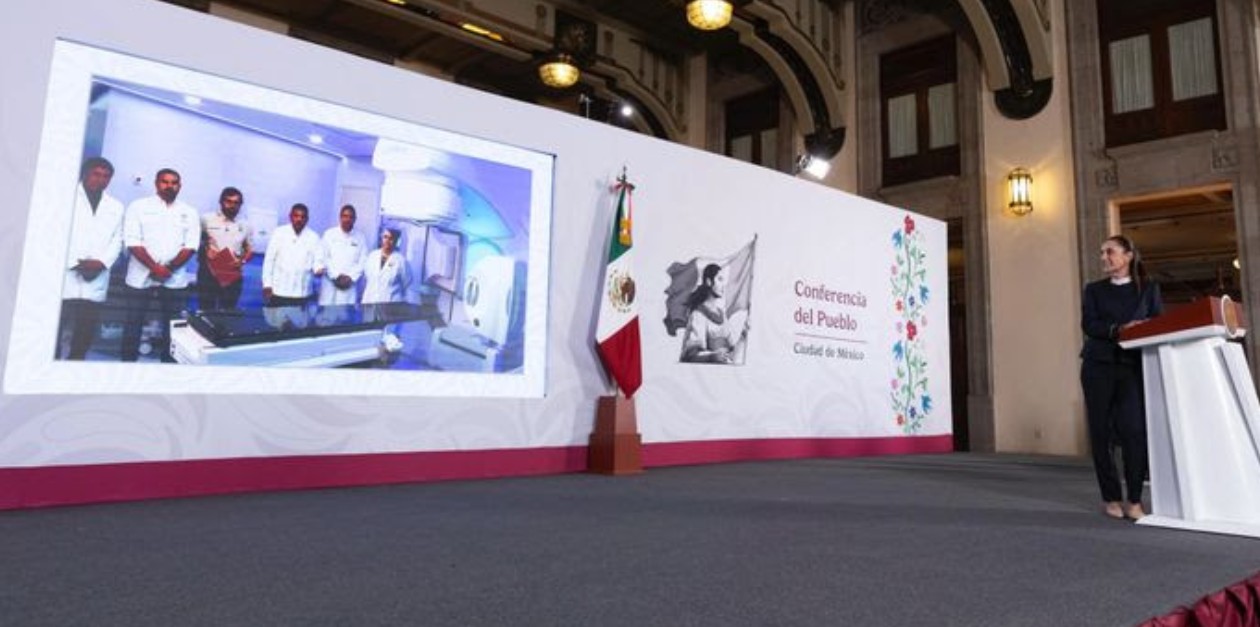 Adultos mayores realizando trámite de credencial de salud