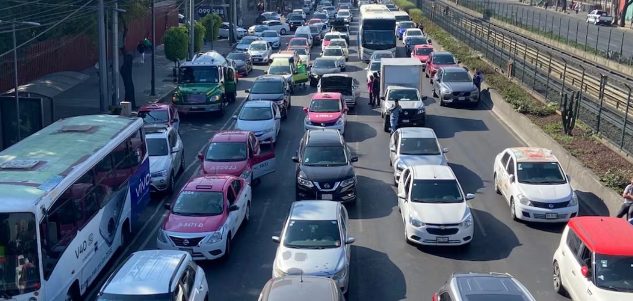 Autos circulando en una avenida de Ciudad de México.