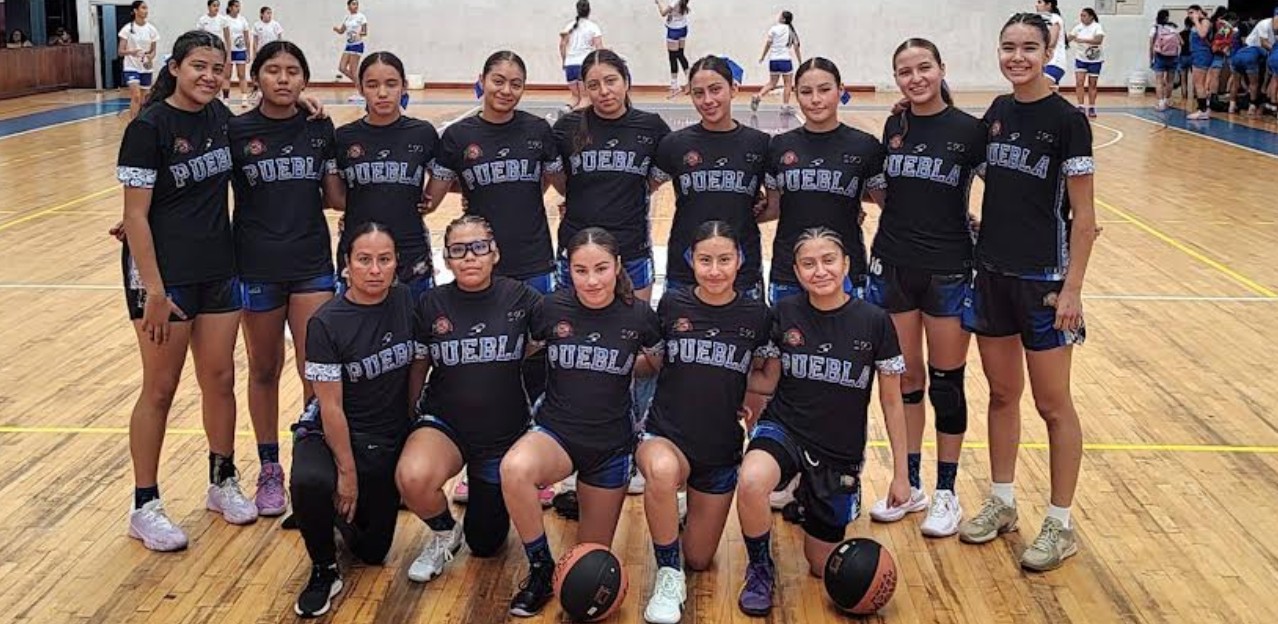 Equipo femenil U15 de Puebla en torneo de básquetbol