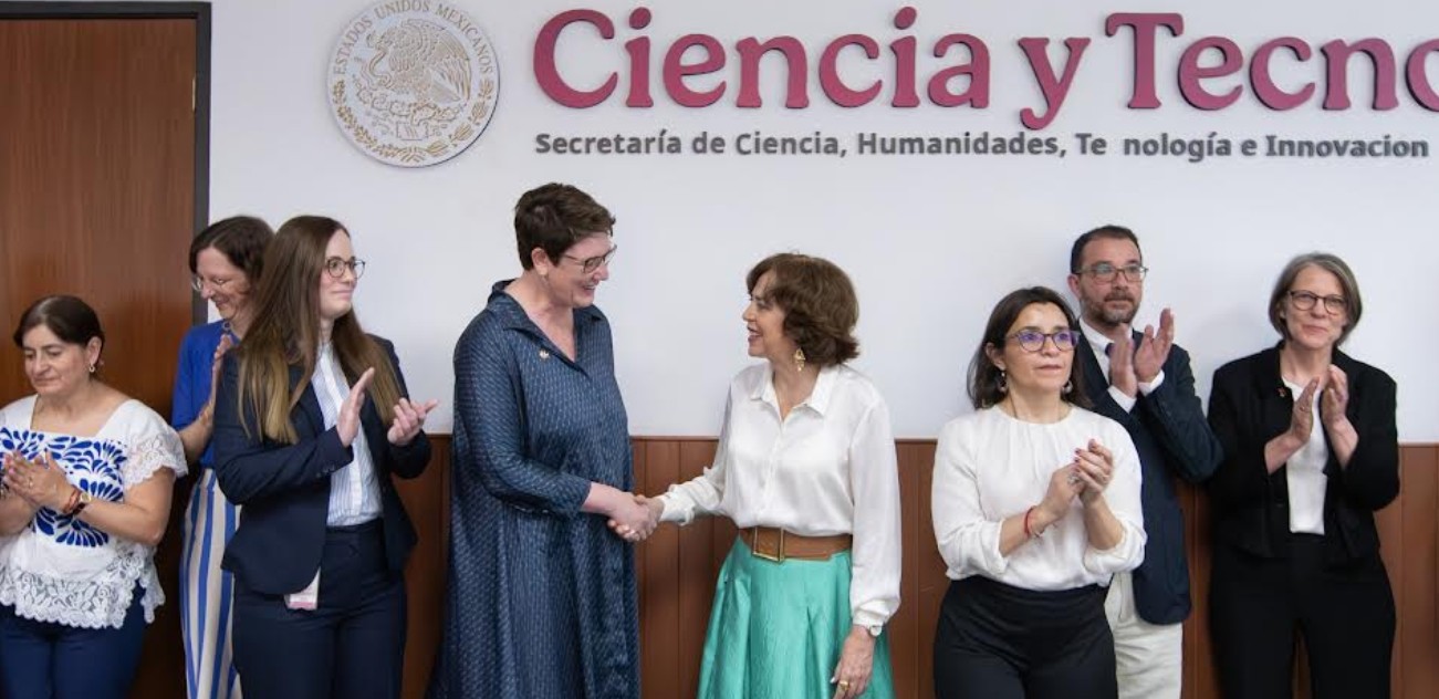 Funcionarios de México y Alemania firmando acuerdo científico
