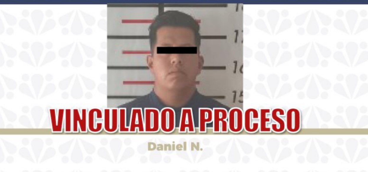 Policía detenido siendo presentado ante autoridades