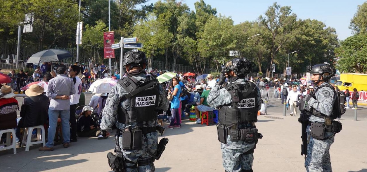 Policías resguardando desfile del 5 de mayo en Puebla