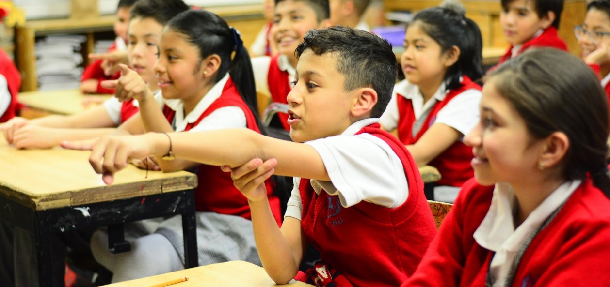 Estudiantes en salón de clases durante el ciclo escolar.