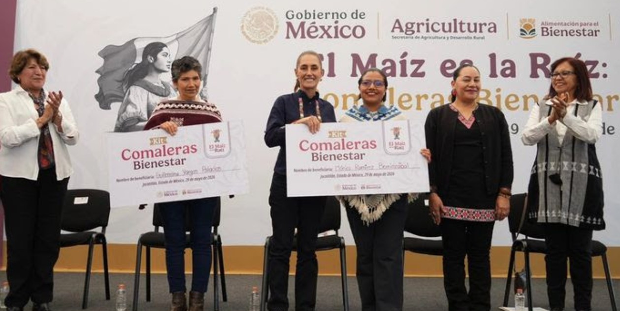 Claudia Sheinbaum entrega apoyos a mujeres productoras de maíz en Edomex.